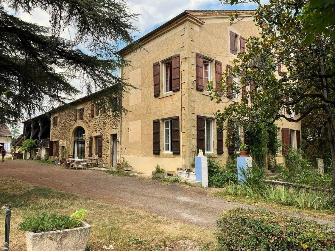 Отель La Demeure Des Fleurs Caillavet Экстерьер фото